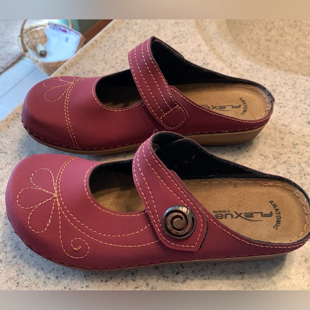 Spring Step Red Mules with Embroidered Design - Picture 2 of 4